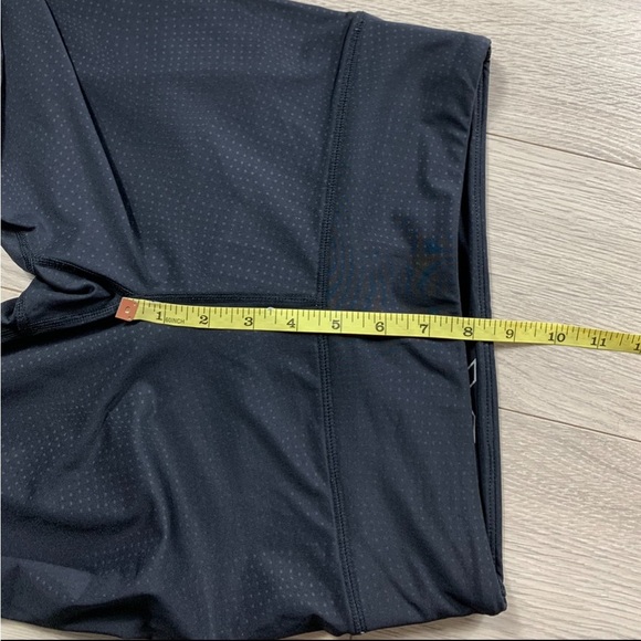 2XU Ignition Black Dotted Compression 7/8 Leggings - Picture 13 of 14